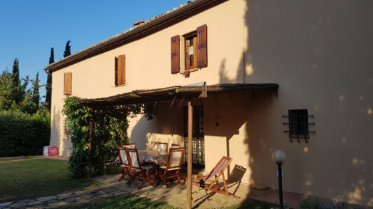 Rückseite Hauptgebäude mit dem Gartenplatz der "grossen Wohnung"