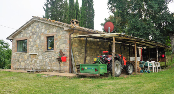 Der Unterstand hinter dem Cottage