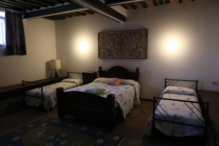 Schlafzimmer mit drei Betten