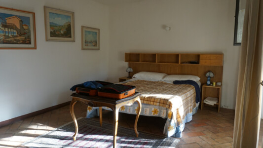 Schlafzimmer mit Doppelbett