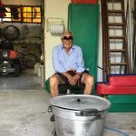 Unter Bruno's wachsamem Auge wird das kostbare Gut haltbar gemacht.