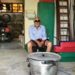 Unter Bruno's wachsamem Auge wird das kostbare Gut haltbar gemacht.